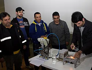 Acadêmicos mostram protótipos de motores na Unigran