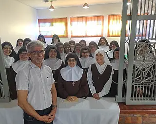 Padre Otair se reúne com irmãs Clarissas