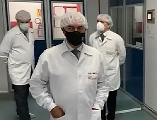 Governador visita fábrica onde será produzida vacina russa Sputnik e manifesta interesse