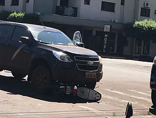 Moto fica embaixo de caminhonete em novo acidente na Floriano com a Joaquim
