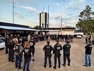 Operação de combate ao tráfico de drogas mobiliza cerca de 100 policiais e três cães