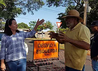 Délia acompanha serviços de recapeamento da Rua Monte Castelo