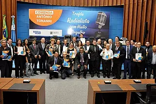 Radialistas são homenageados com a Comenda Antonio Tonanni no Estado