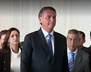 Bolsonaro reprova manifestos e agradece votação