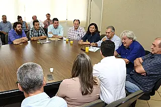 Após entregar obras, Reinaldo despacha com Délia na Prefeitura