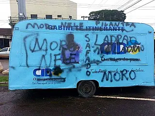 Gabinete itinerante de vereador é pichado em Dourados