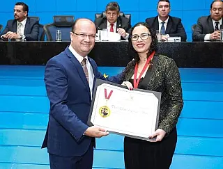 Advogada douradense é homenageada em sessão solene da Assembleia