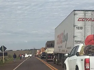 Índios bloqueiam rodovia em protesto por desocupação de área
