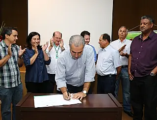 Reinaldo vistoria e entrega obras novas em agenda de trabalho com Dourados