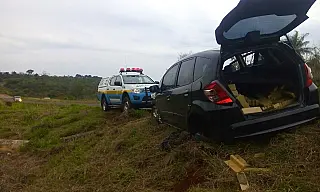 Carro furtado em GO é abandonado em MS com 507 quilos de droga