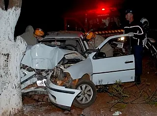 Mulher morre após bater carro em árvore em Vicentina