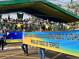 Desfile com inversão da ordem agrada em Dourados