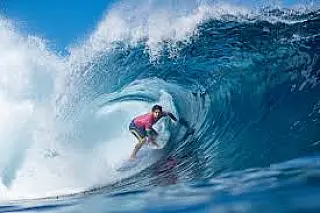 Gabriel Medina brilha em Teahupoo e chega às quartas de final no surfe