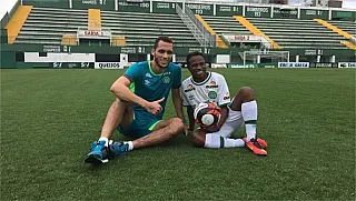Edilson faz homenagem a Chape no Carnaval e vira garoto-propaganda