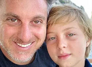 Filho de Luciano Huck é operado após acidente com lancha no Rio