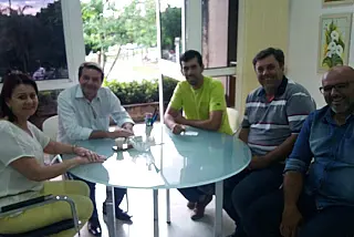 Silas e professores de Indápolis pedem conclusão de escola