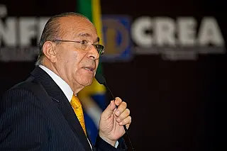 Padilha deve voltar a despachar no Planalto nesta segunda
