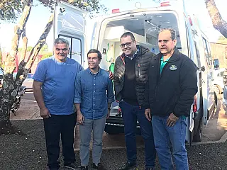 Beto Pereira entrega ambulância comprada com emenda
