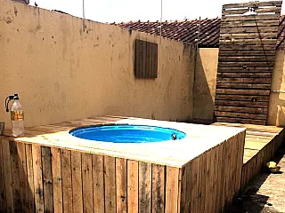 Com spa improvisado, como 'pagar de rico sendo pobre' neste verão