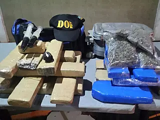 Homem é preso com oléo de maconha e haxixe escondidos em táxi