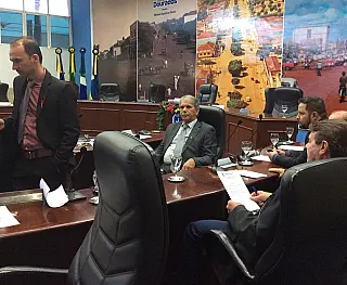 Sessão é encerrada após pedido de juiz para avaliar troca de nomes em chapa