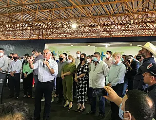 Reinaldo paga adicional e anuncia aumento