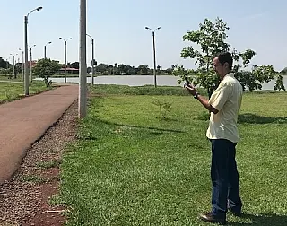 Prefeitura reforça arborização da pista de caminhada no Parque do Lago