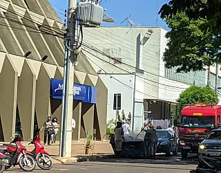 Bombeiros é chamado para apagar fogo em contêiner no centro