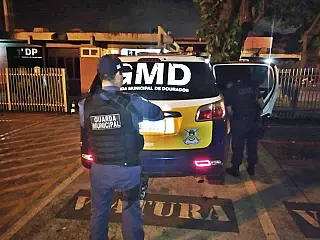 Pais abandonam criança de um ano e vão presos pela GM