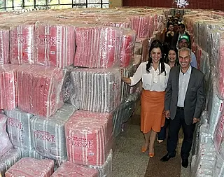 Primeira-dama do Estado entrega 80 mil cobertores para municípios