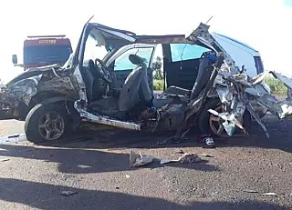 Colisão entre caminhão e carro de passeio mata criança e deixa vários feridos