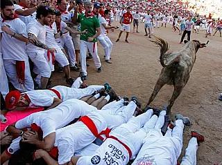Corrida de touros em Pamplona, na Espanha deixa seis feridos