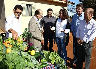 Prefeita e secretário Barbosinha entregam benefícios em Vila Vargas