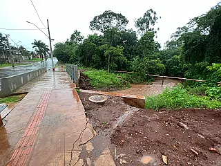 Prefeitura notifica Sanesul por erosão às margens da ponte da Hayel
