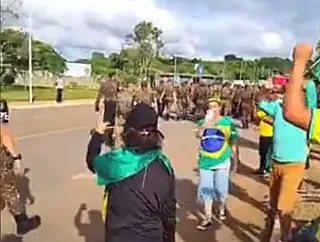 Exército suspende operação de desmonte