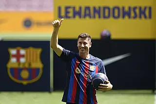 Lewandowski é apresentado no Barcelona com festa no Camp Nou