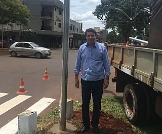 Vereador assume 'paternidade' de semáforo instalado perto de jornal