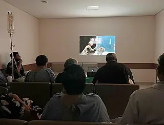 Cassems usa cinema no cuidado a pacientes oncológicos
