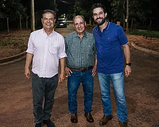 Zé Teixeira e Nelsinho viabilizam pavimentação em Deodápolis