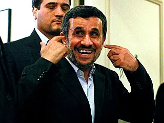 Ahmadinejad registra candidatura no Irã sem consentimento do líder Khamenei