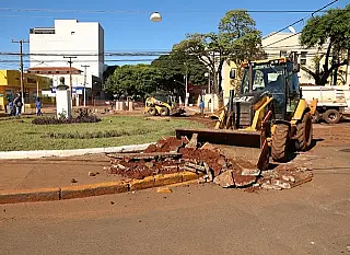Máquinas começam a remover rotatórias da avenida Weimar Torres