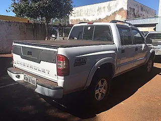 Polícia recupera caminhonete roubada e prende ladrões
