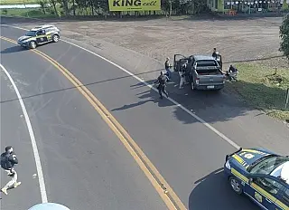 PRF persegue assaltante e recupera caminhonete roubada sobre a ponte que divide PR e MS