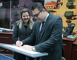 Após omissão de prefeita, presidente da Câmara promulga leis