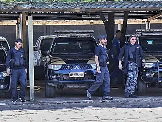 Equipes chegam à superintendência da PF com malotes e computador