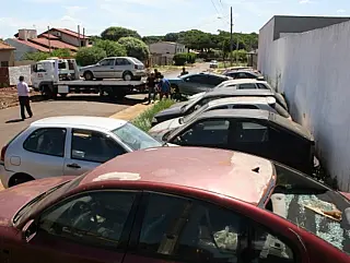 Delegado dá 30 dias para proprietários retirarem veículos que estão amontoados em pátio