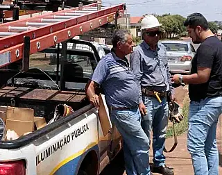 Daniel Junior é atendido com troca de lâmpadas queimadas no Jardim Colibri