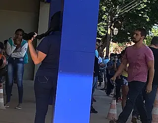 Barbosinha pede cadeiras para atender clientes na fila da Caixa