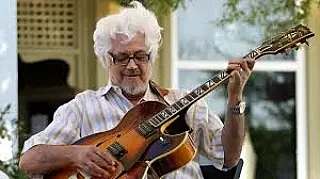 Morre aos 73 anos o guitarrista americano Larry Coryell, pioneiro do fusion