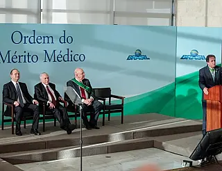 Ministro homenageia médicos políticos antes de deixar o cargo para ser candidato